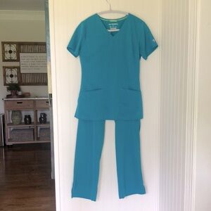 HH Works by Healing Hands scrub set - Offers welcome!